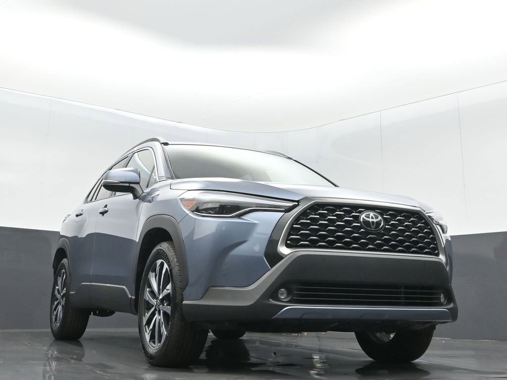 Used 2024 Toyota Corolla Cross XLE w/ Convenience Package image 5