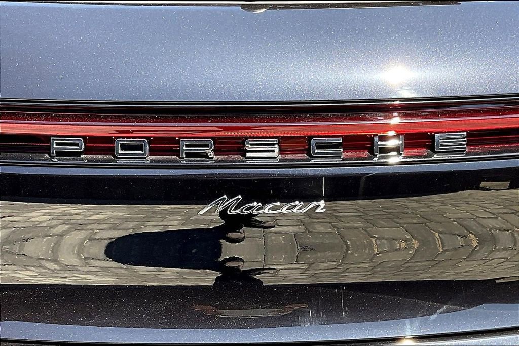 Certified 2025 Porsche Macan image 13