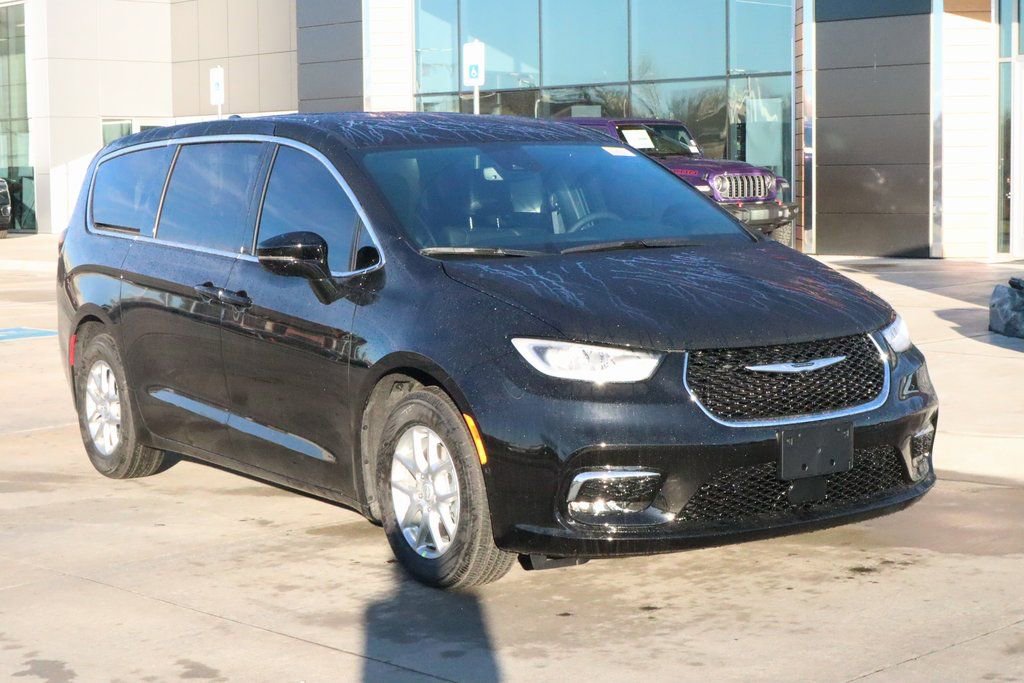New 2026 Chrysler Pacifica Select image 1