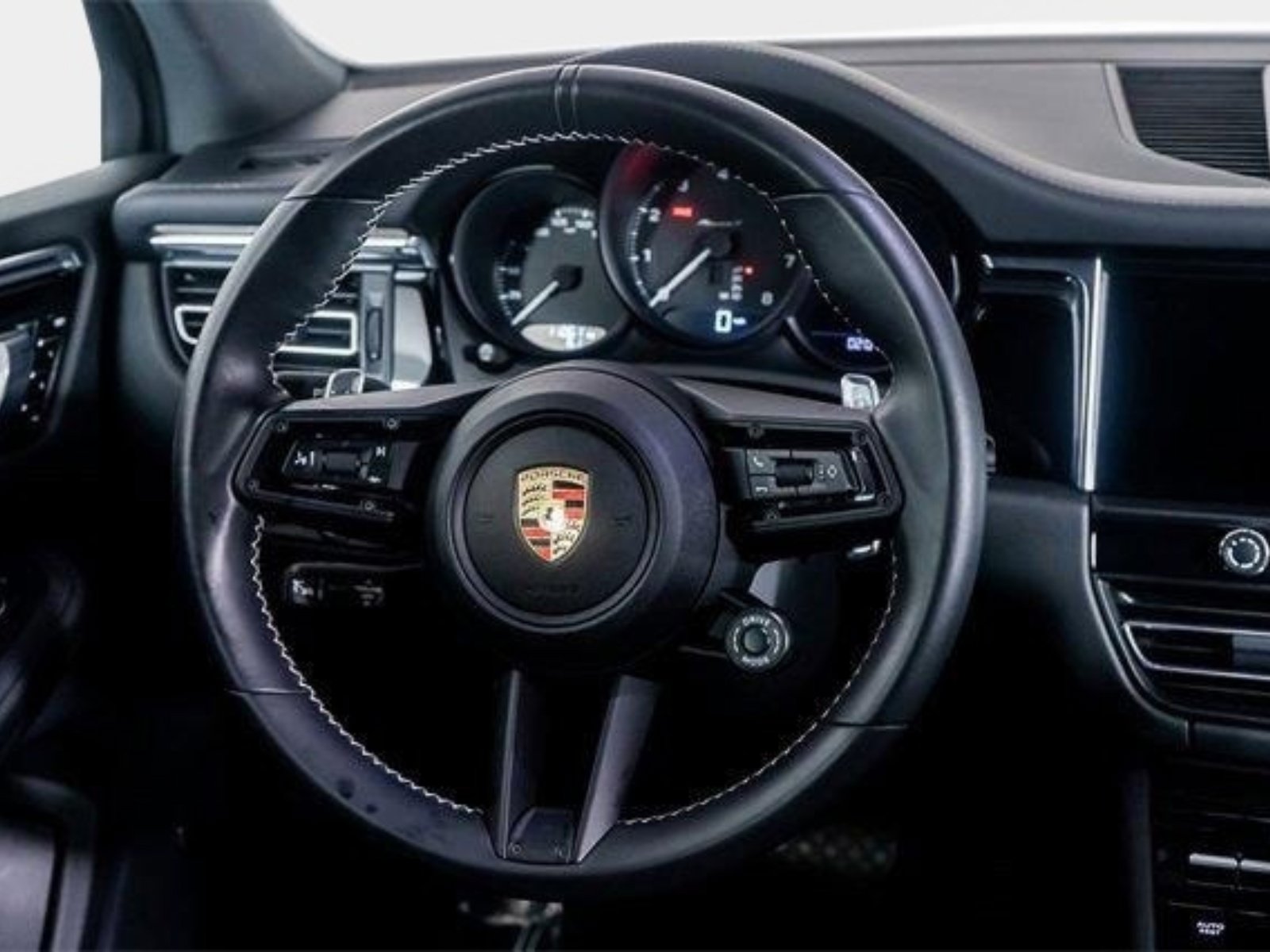 Used 2025 Porsche Macan Turbo AWD/4WD image 36