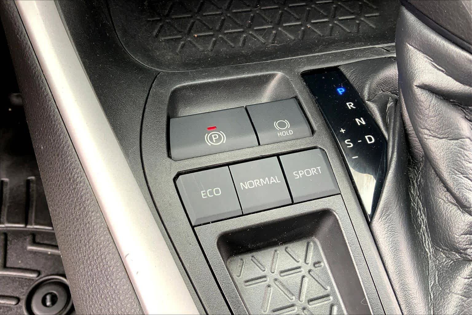 Used 2021 Toyota RAV4 XLE w/ Convenience Package FWD image 34
