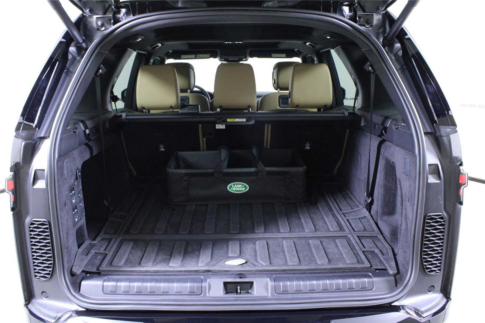 Used 2025 Land Rover Discovery Dynamic SE AWD/4WD image 9