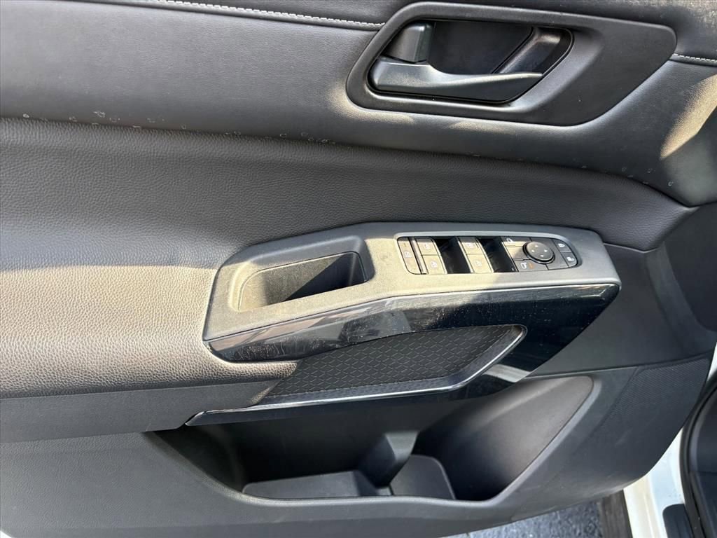 Used 2024 Nissan Pathfinder SV image 22