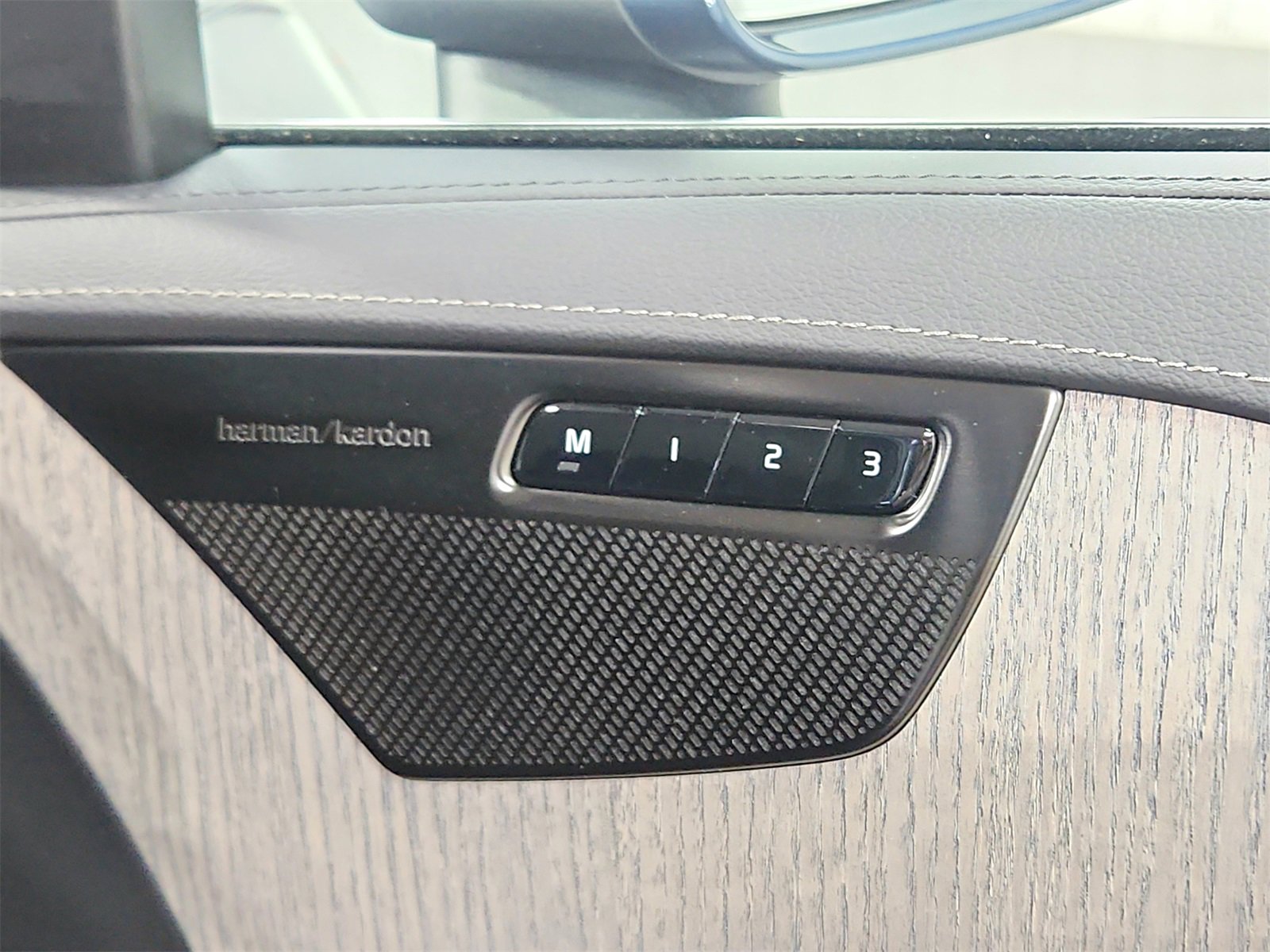 Used 2024 Volvo XC90 B6 Ultimate w/ Protection Package Premier image 45