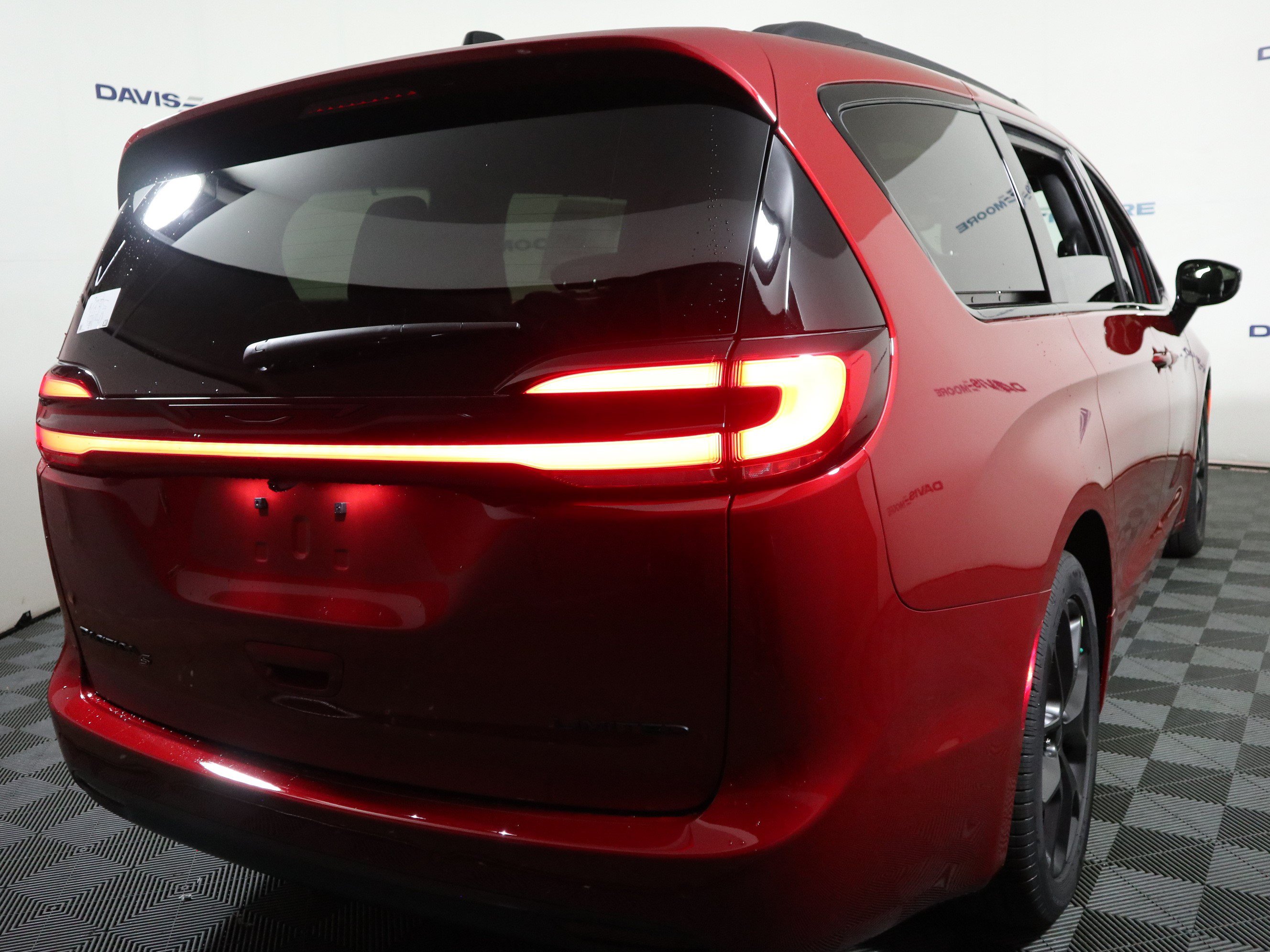 New 2027 Chrysler Pacifica Limited FWD image 6