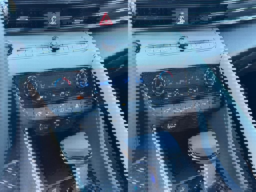 Used 2025 Hyundai Elantra Limited image 26