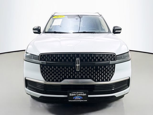 Used 2025 Lincoln Navigator Reserve image 2