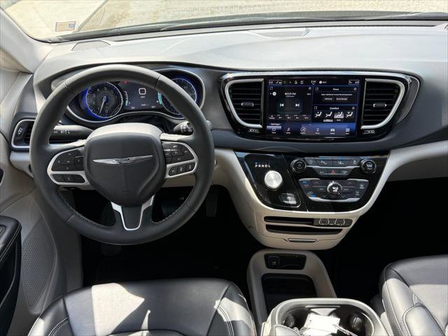 Certified 2023 Chrysler Pacifica Touring-L image 28