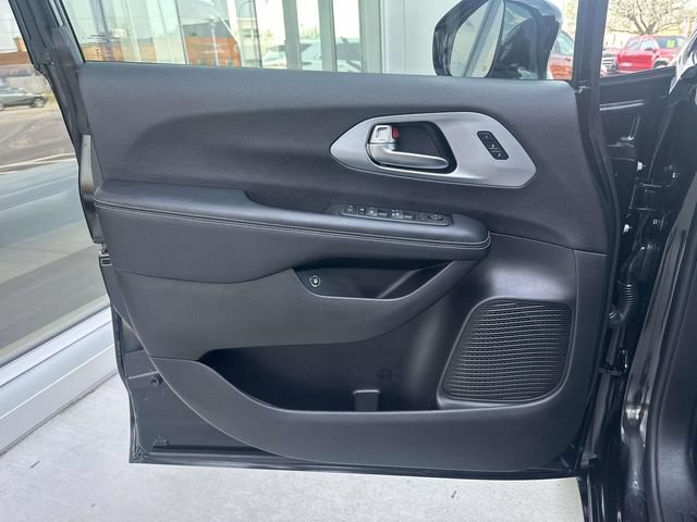 Used 2022 Chrysler Pacifica Touring-L w/ S Appearance Package FWD image 45