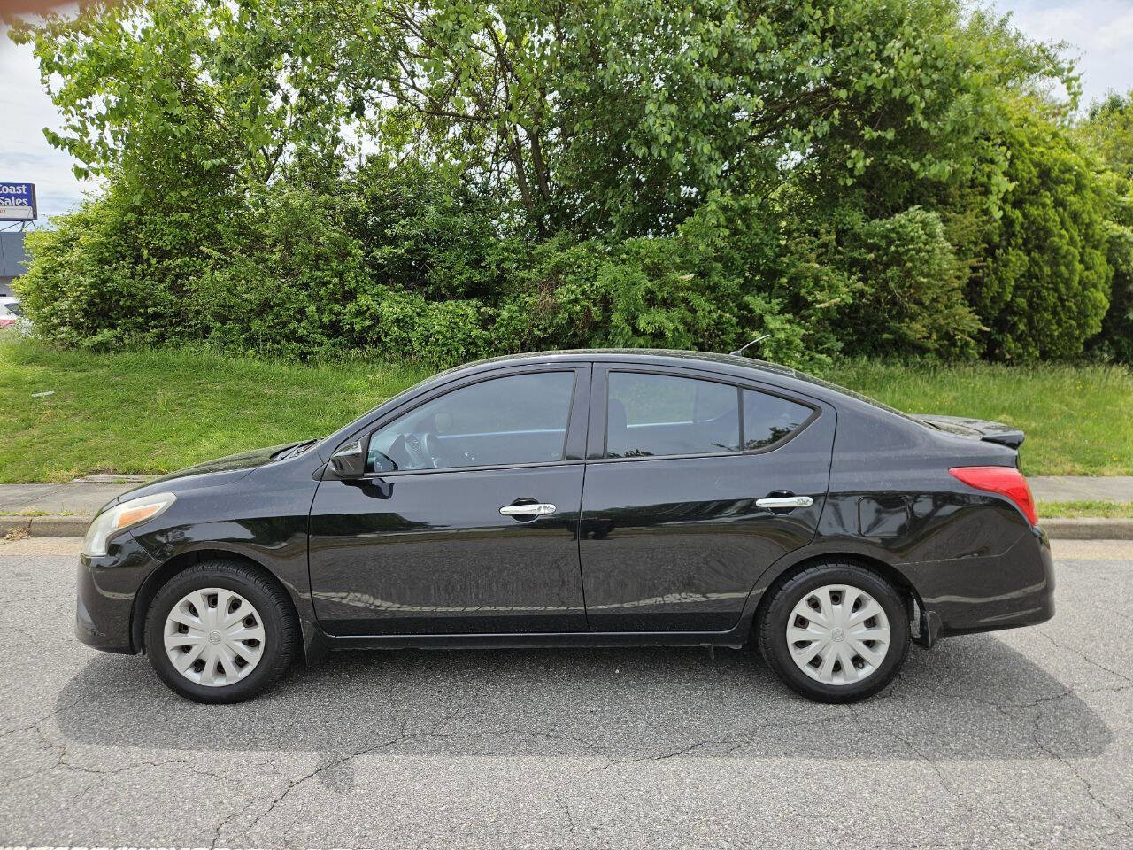 Used 2015 Nissan Versa SV FWD image 2