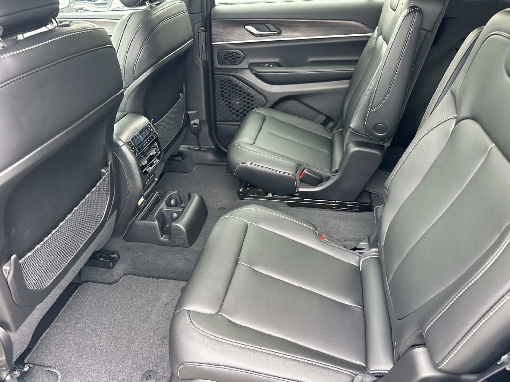 New 2026 Jeep Grand Cherokee L Limited w/ Limited Altitude Package AWD/4WD image 16