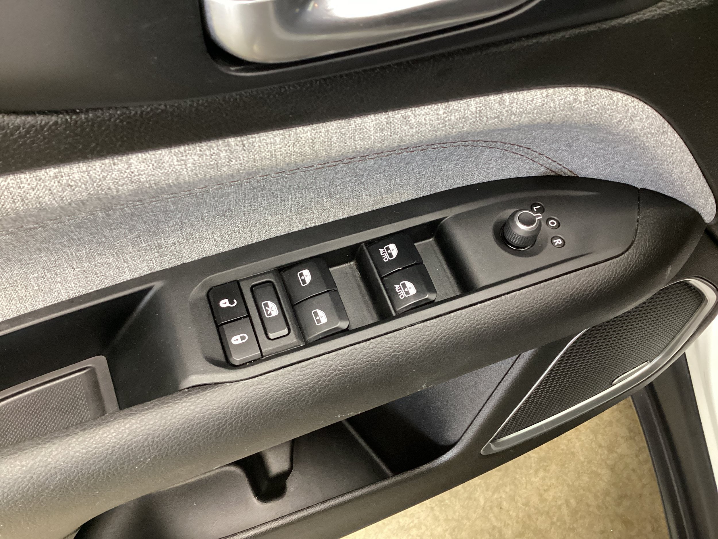 Used 2024 Jeep Compass Latitude w/ Sun and Sound Group AWD/4WD image 12