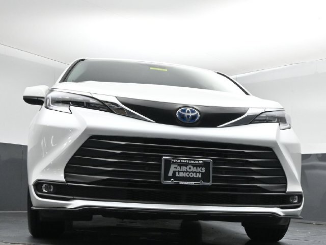 Used 2025 Toyota Sienna XLE w/ XLE Plus Package AWD/4WD image 37