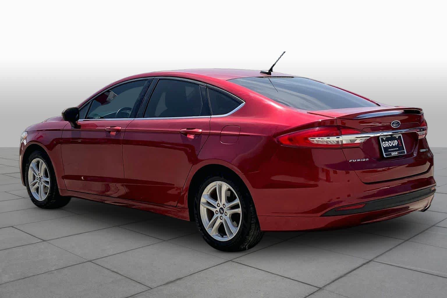 Used 2018 Ford Fusion SE w/ Fusion SE Technology Package FWD image 12