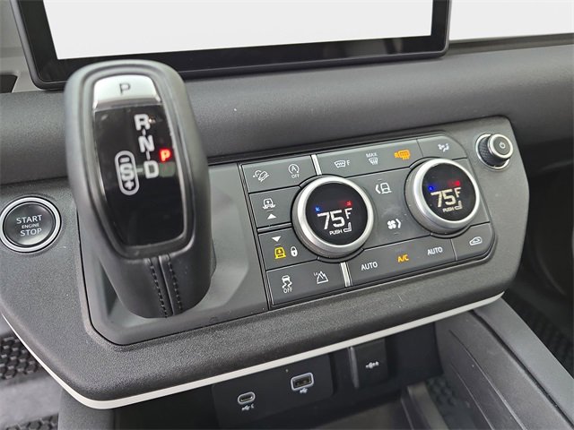Used 2023 Land Rover Defender 110 SE image 23