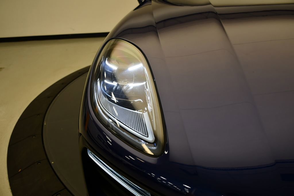 Certified 2025 Porsche Macan image 14
