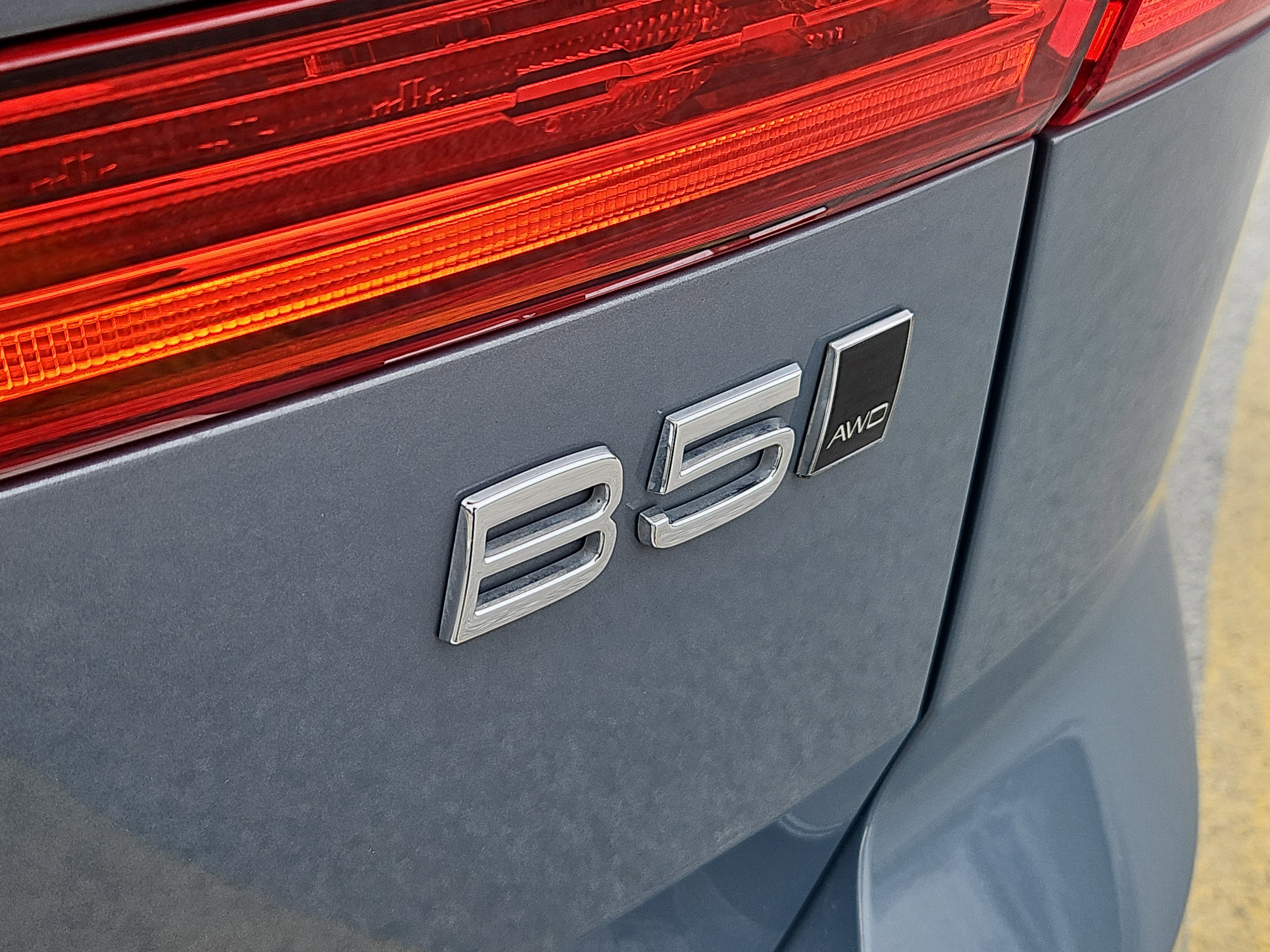 Used 2024 Volvo XC60 B5 Core w/ Climate Package image 4