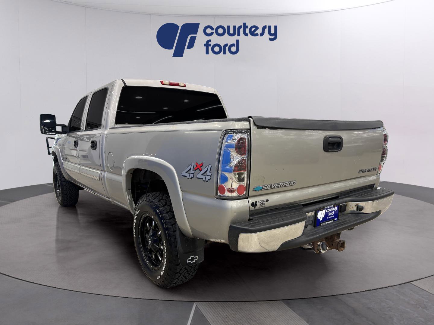 Used 2005 Chevrolet Silverado 2500 LS w/ Heavy-Duty Power Package image 4