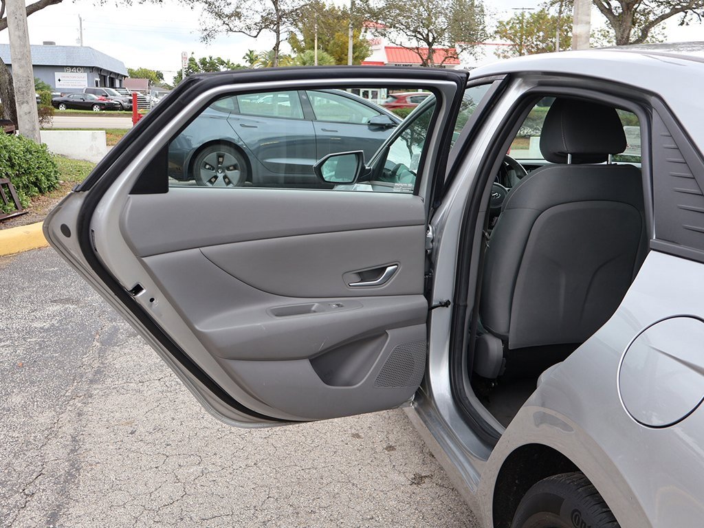 Used 2022 Hyundai Elantra SEL w/ Convenience Package image 23