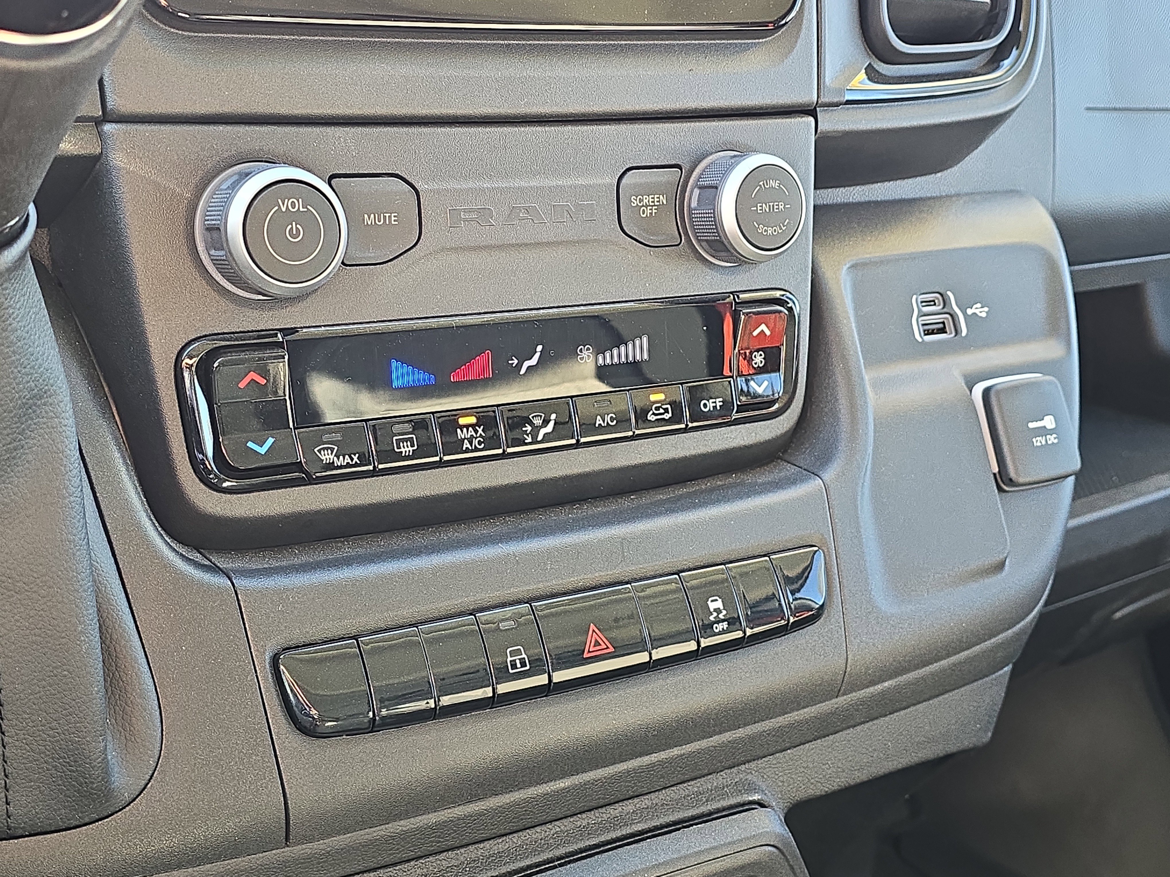 Used 2025 RAM ProMaster 2500 w/ Convenience Group image 21