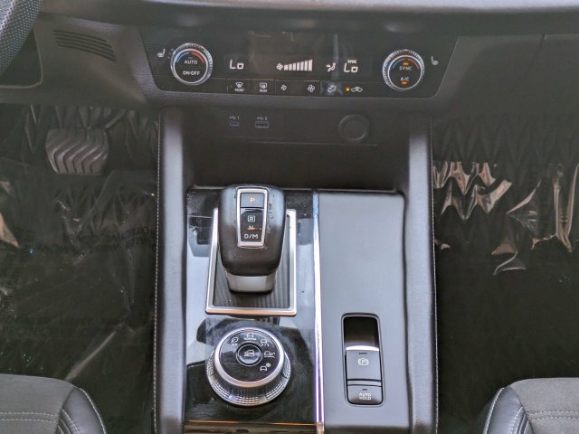 Used 2023 Mitsubishi Outlander SE FWD image 19