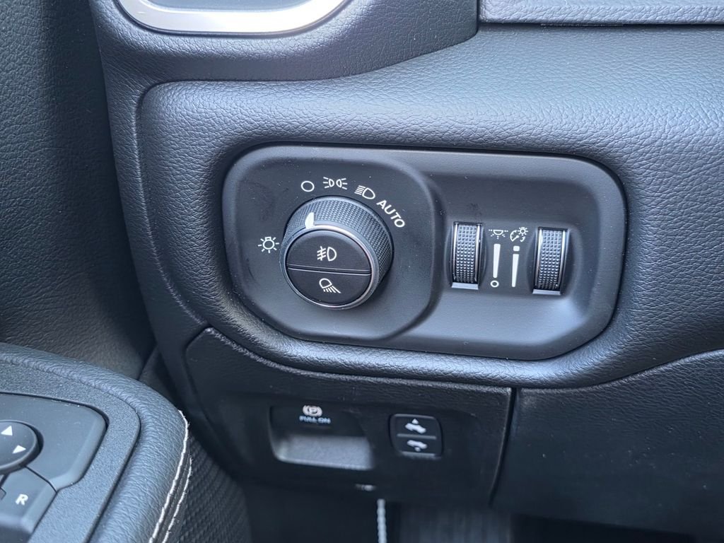 New 2026 RAM 1500 Laramie AWD/4WD image 18