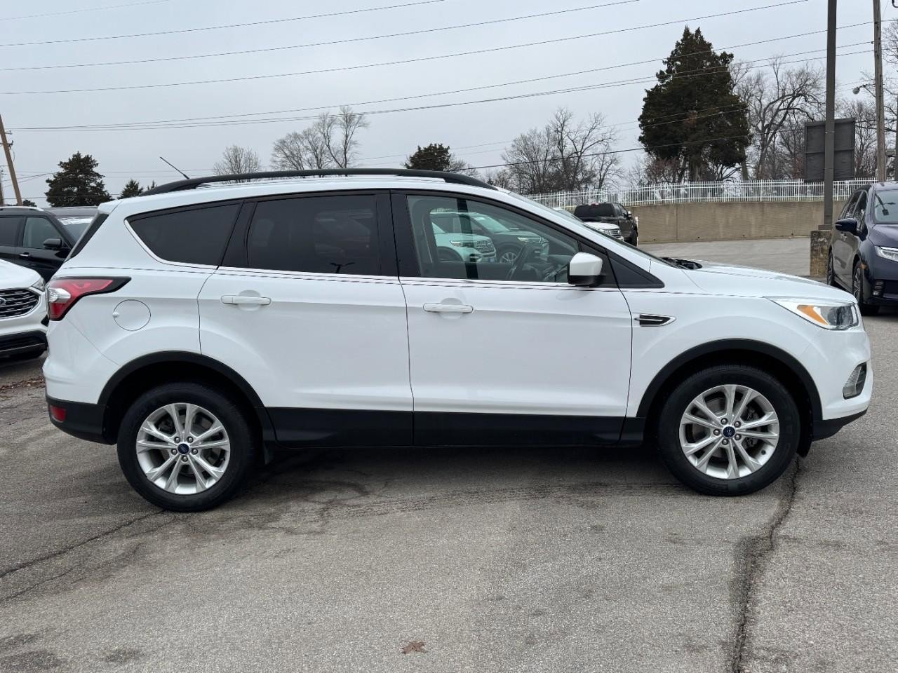 Used 2018 Ford Escape SE image 2