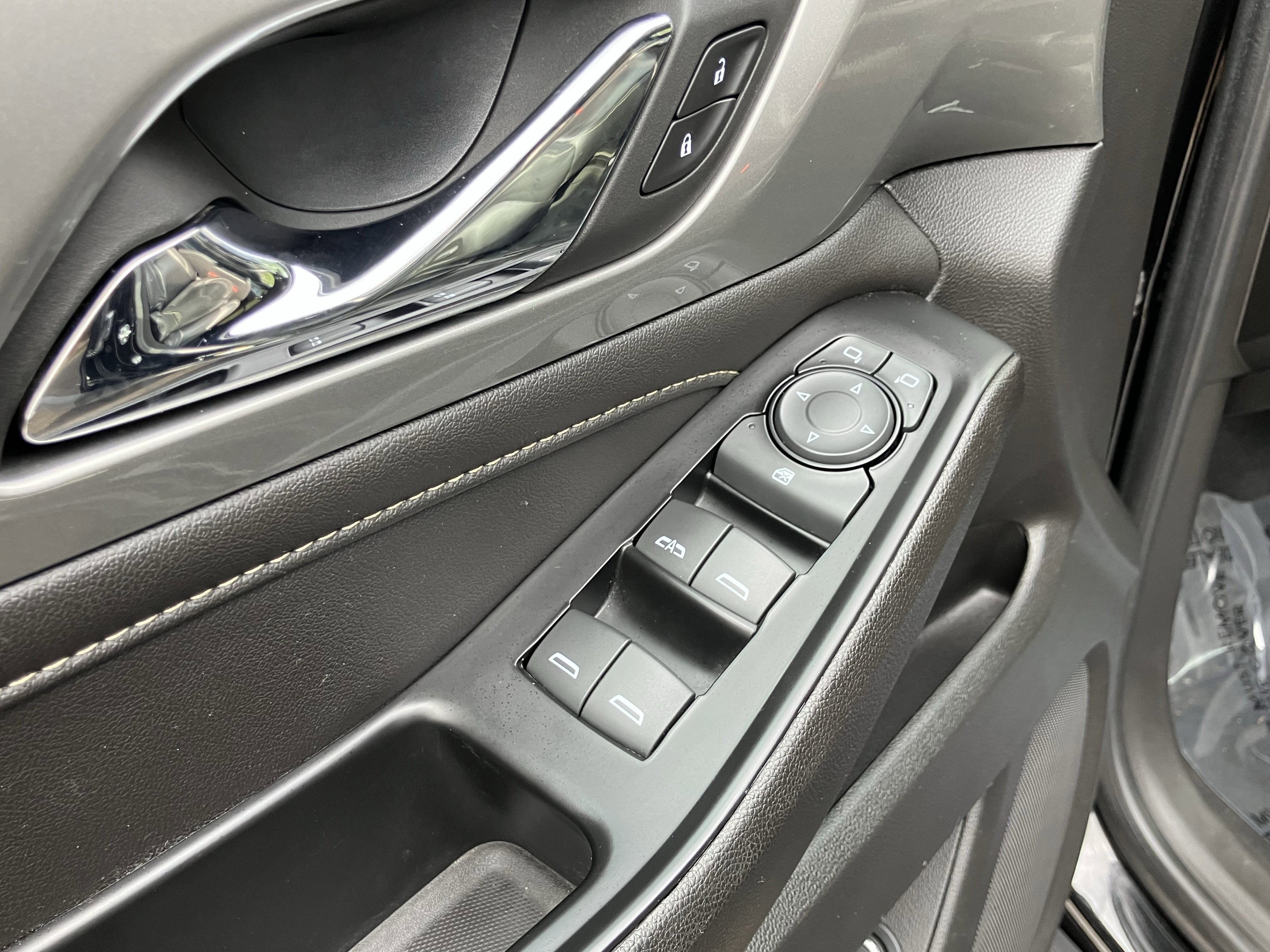 Used 2023 Chevrolet Traverse LT image 15