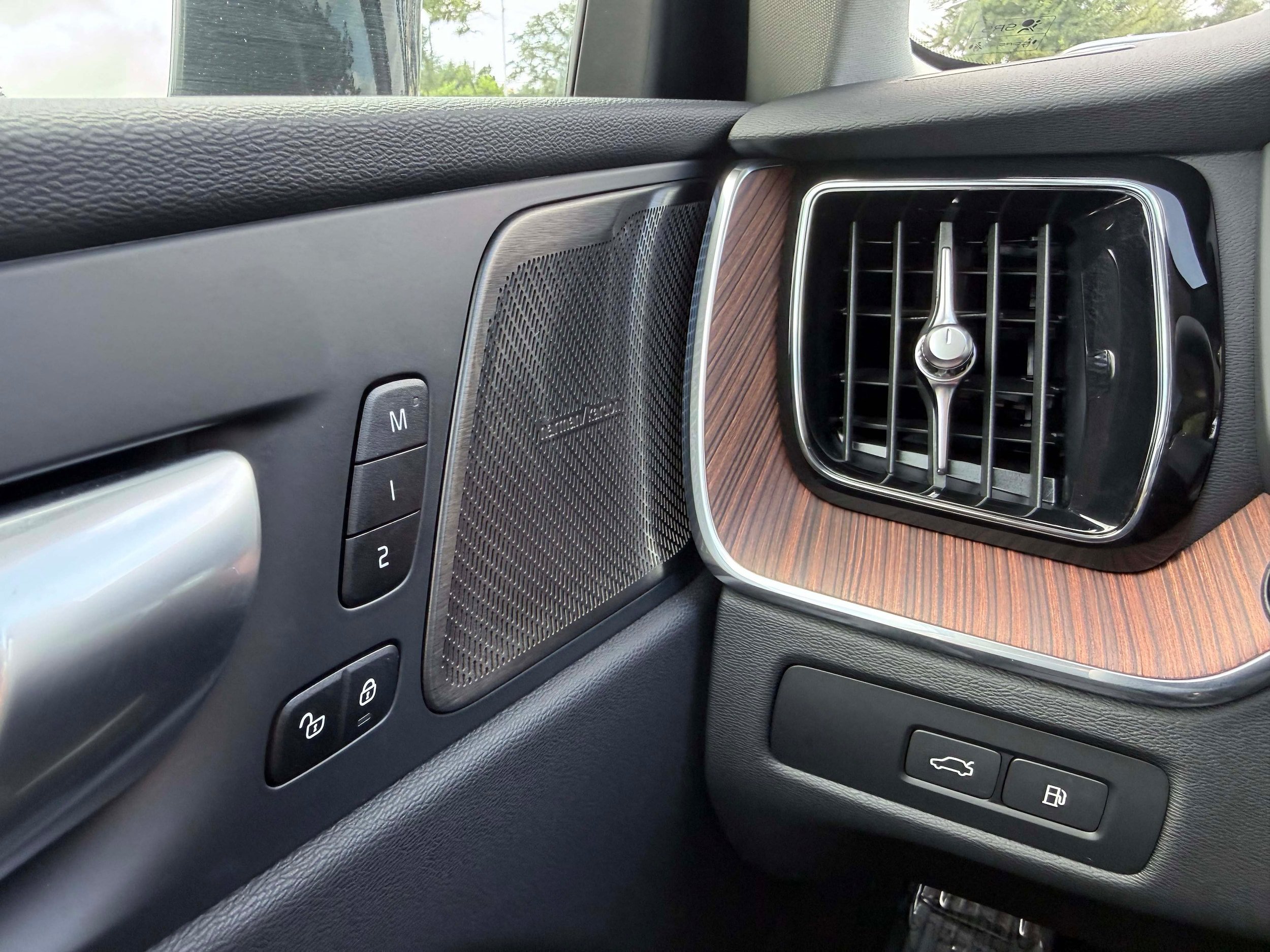 Certified 2024 Volvo XC60 T8 Plus AWD/4WD image 19