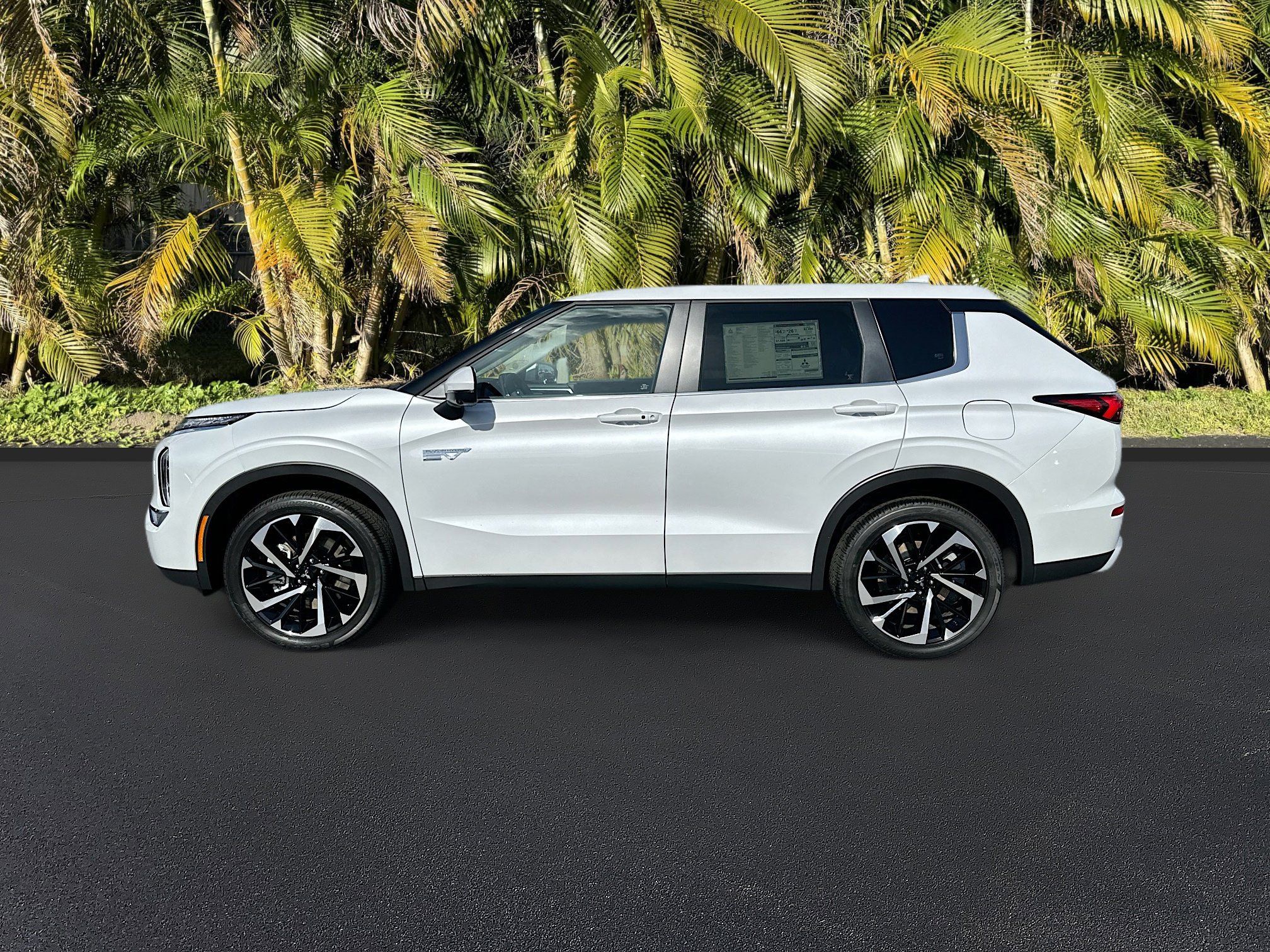New 2025 Mitsubishi Outlander SE image 2