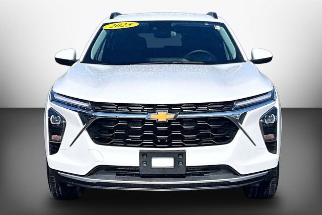 Used 2025 Chevrolet Trax LT w/ Driver Confidence Package image 3