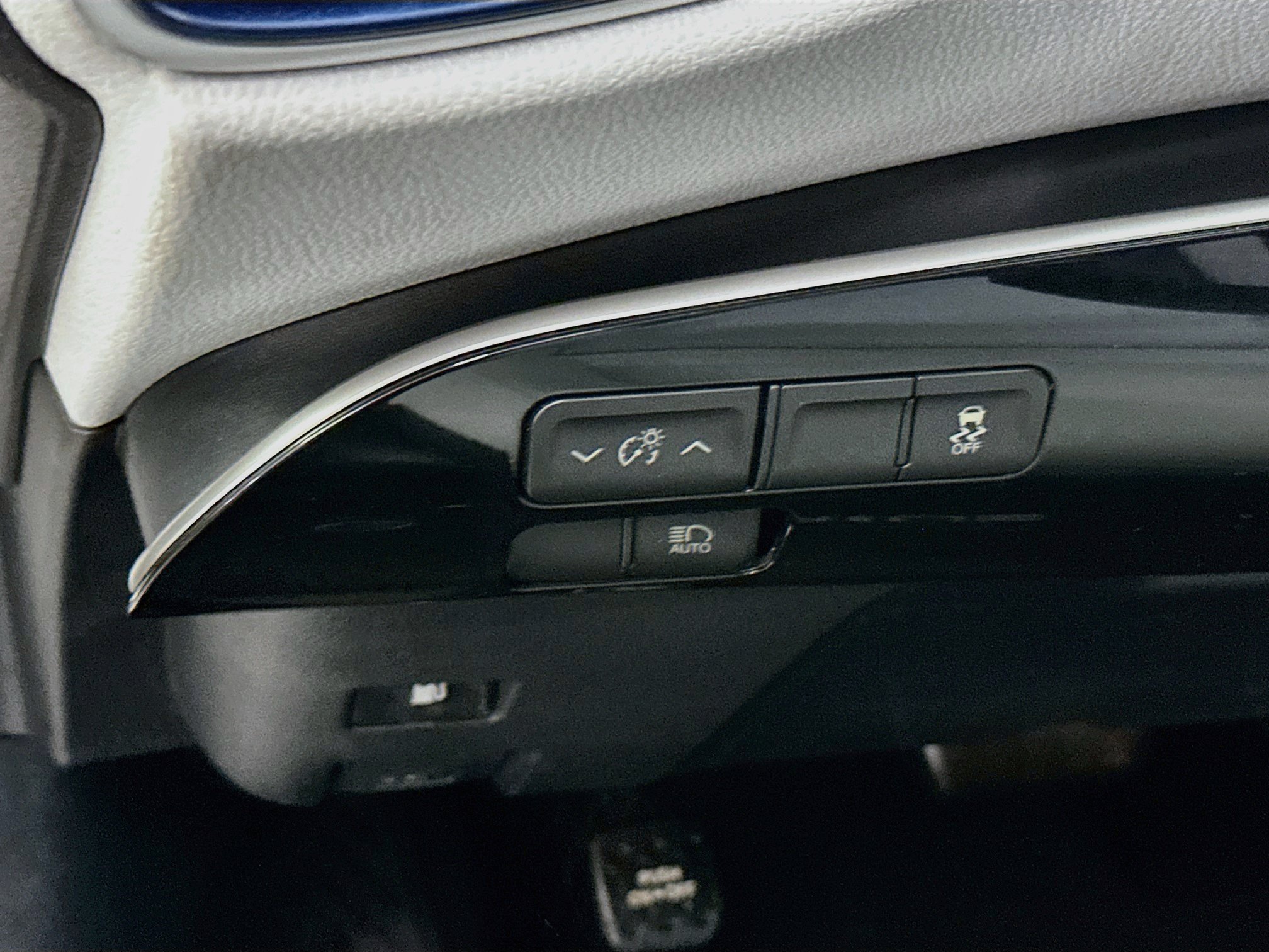 Used 2017 Toyota Prius Three Touring w/ Carpet Mat Package FWD image 17