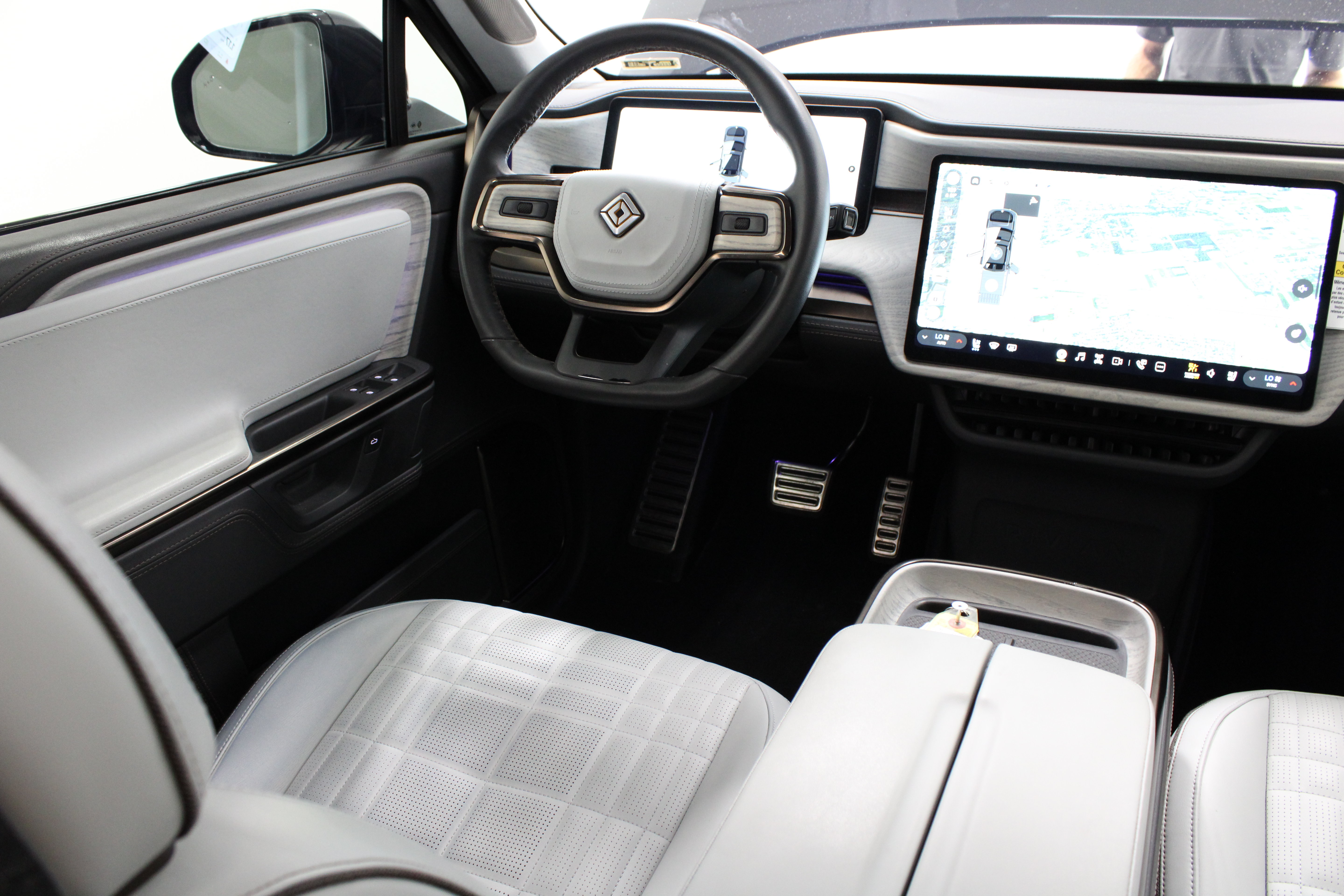 Used 2025 Rivian R1T Premium Tri AWD/4WD image 31