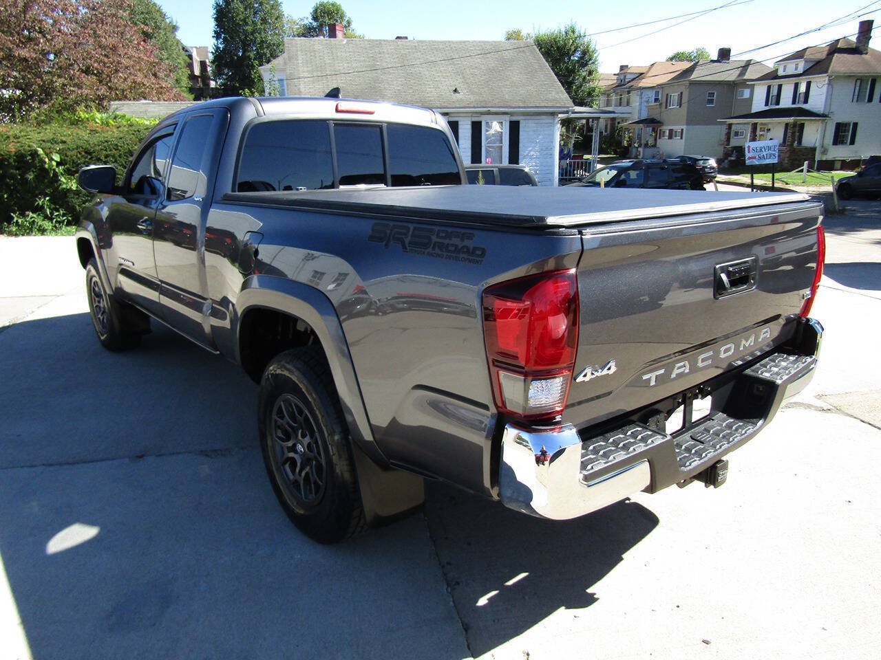 Used 2018 Toyota Tacoma SR5 AWD/4WD image 8