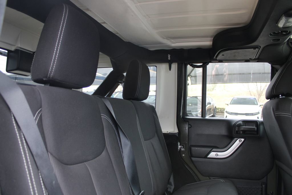 Used 2015 Jeep Wrangler Unlimited Rubicon w/ Connectivity Group AWD/4WD image 44