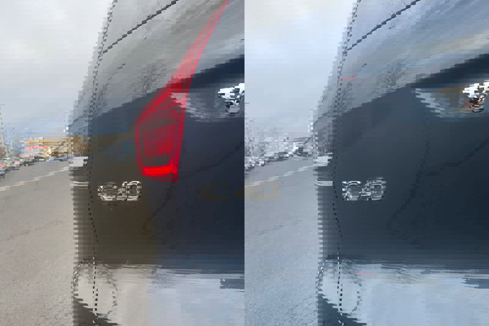 Used 2022 Volvo XC40 T5 R-Design w/ Advanced Package image 12