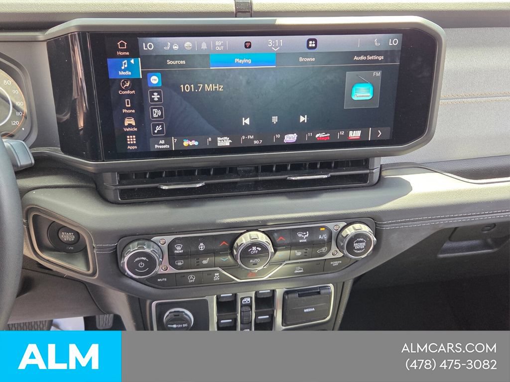 Used 2025 Jeep Wrangler Unlimited Sahara AWD/4WD image 17