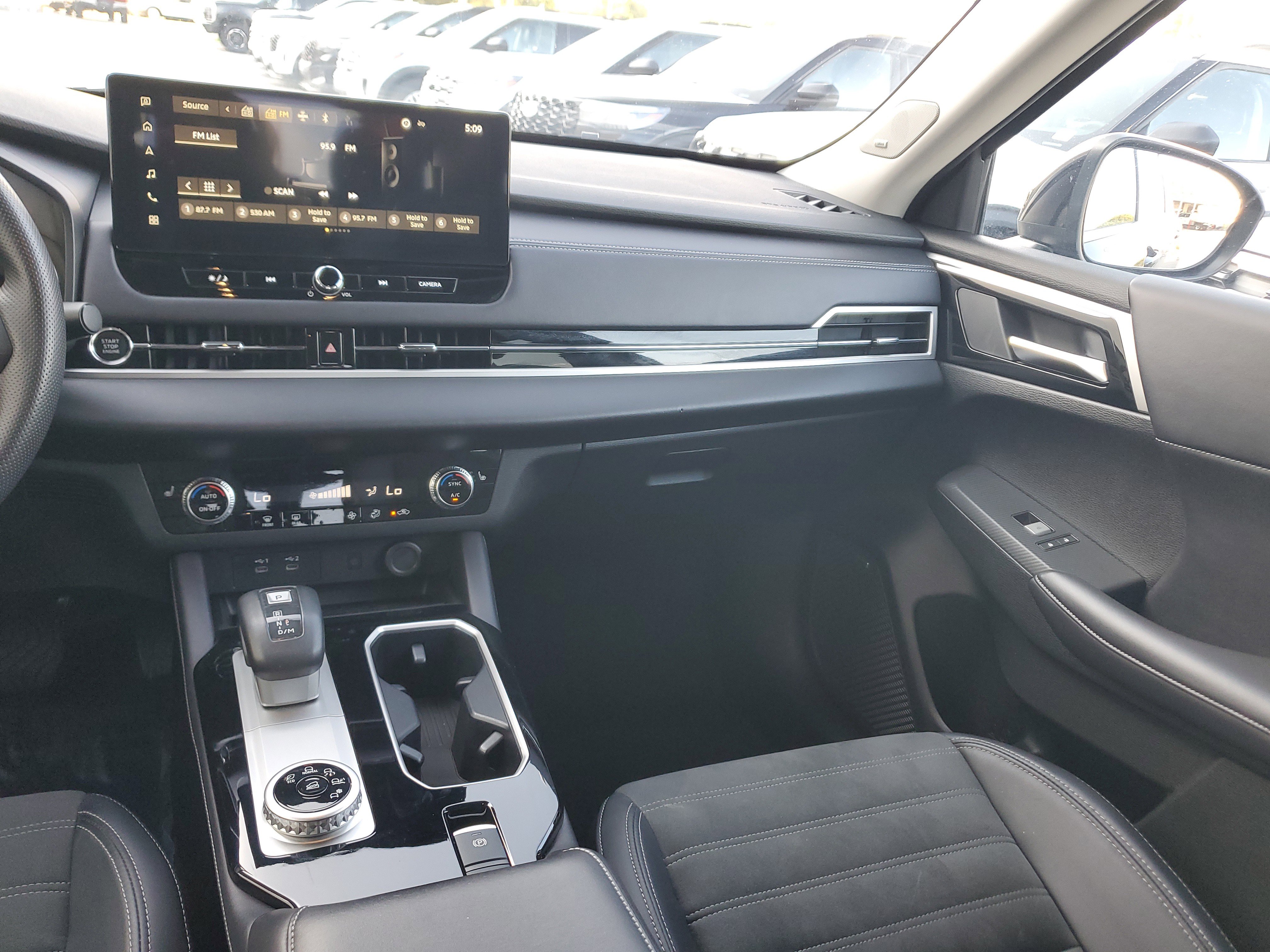 Used 2025 Mitsubishi Outlander SE image 18