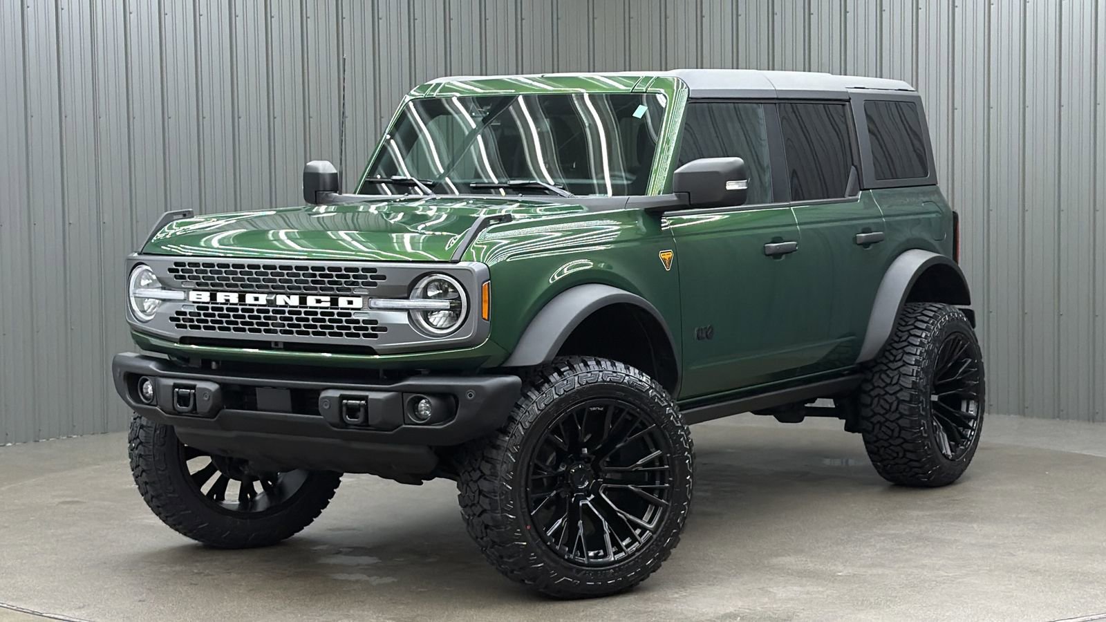 Used 2025 Ford Bronco Badlands image 1
