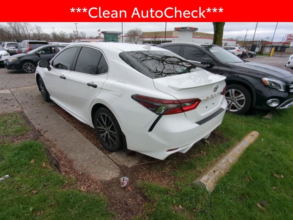 Used 2023 Toyota Camry SE image 4