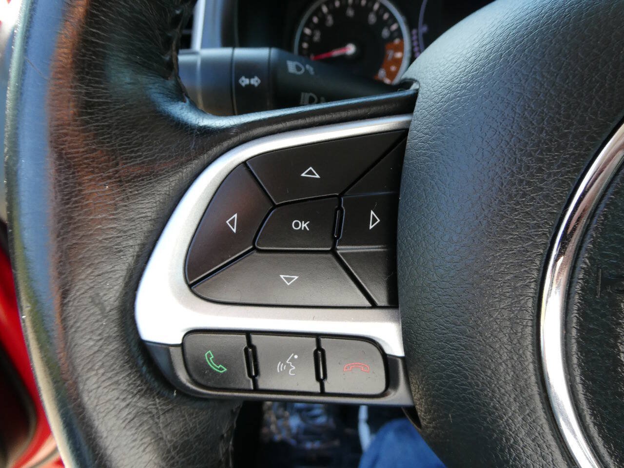 Used 2019 Jeep Renegade Latitude w/ Cold Weather Group FWD image 12