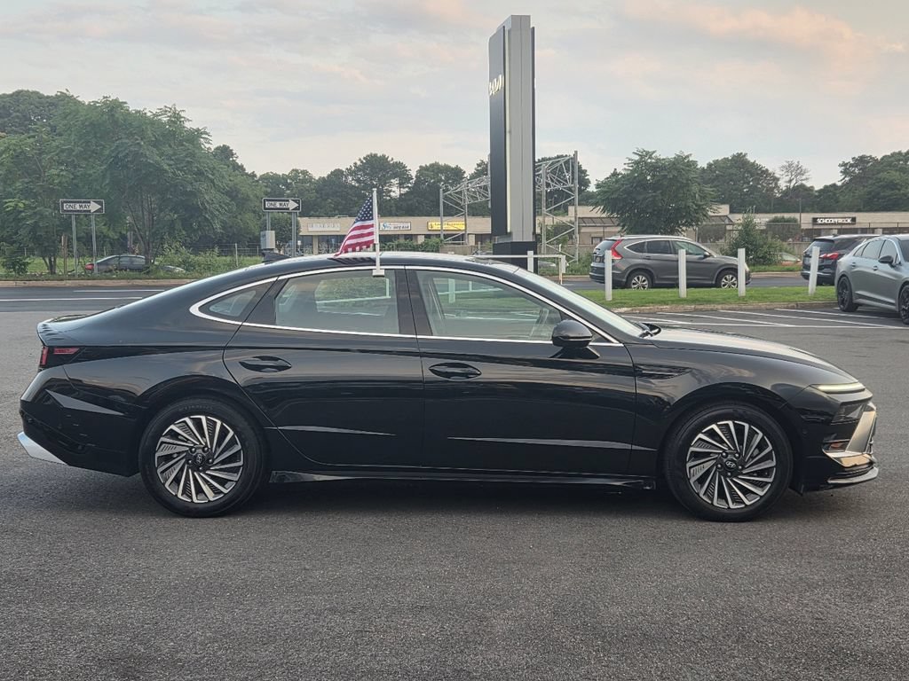 Used 2025 Hyundai Sonata Limited FWD image 3