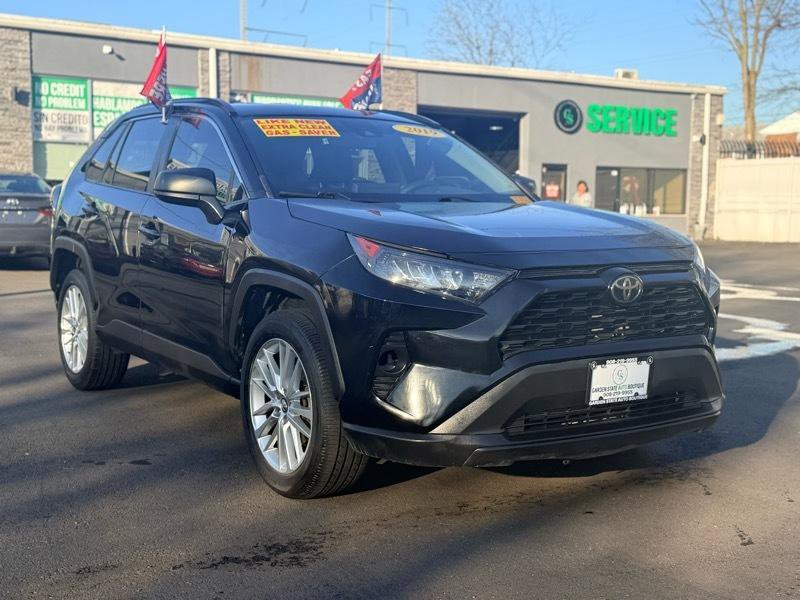Used 2019 Toyota RAV4 LE image 3