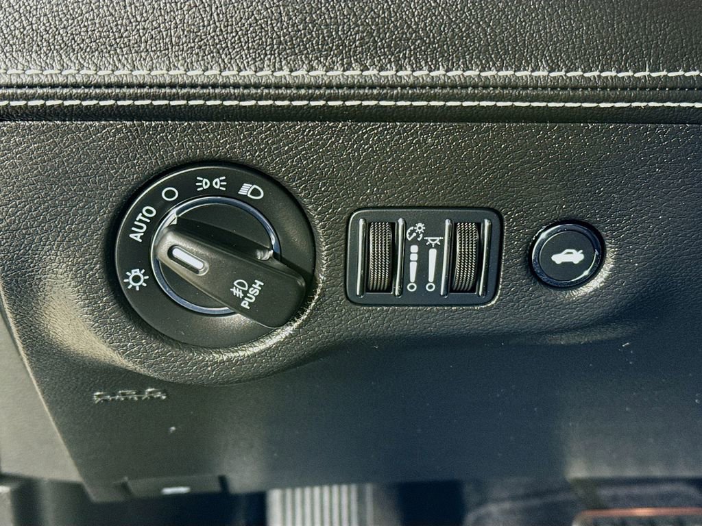 Used 2023 Chrysler 300 C image 10