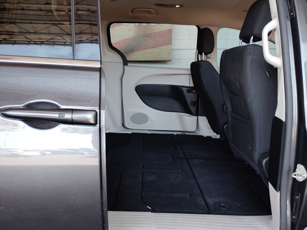 Used 2023 Chrysler Voyager LX FWD image 17