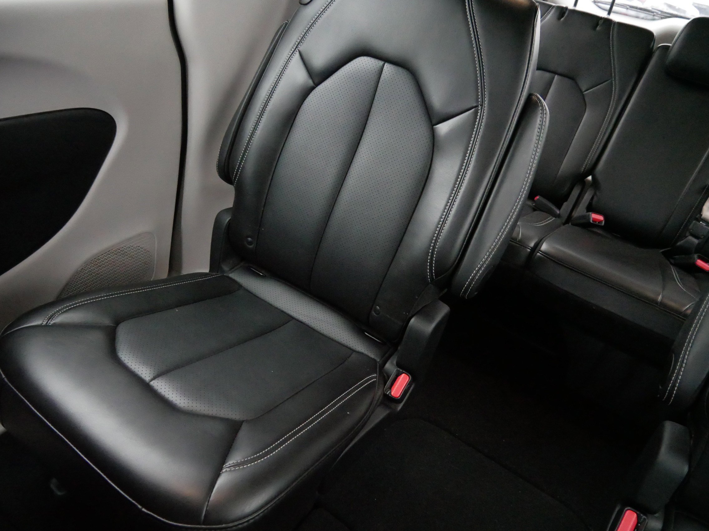 Used 2024 Chrysler Pacifica Touring-L image 12