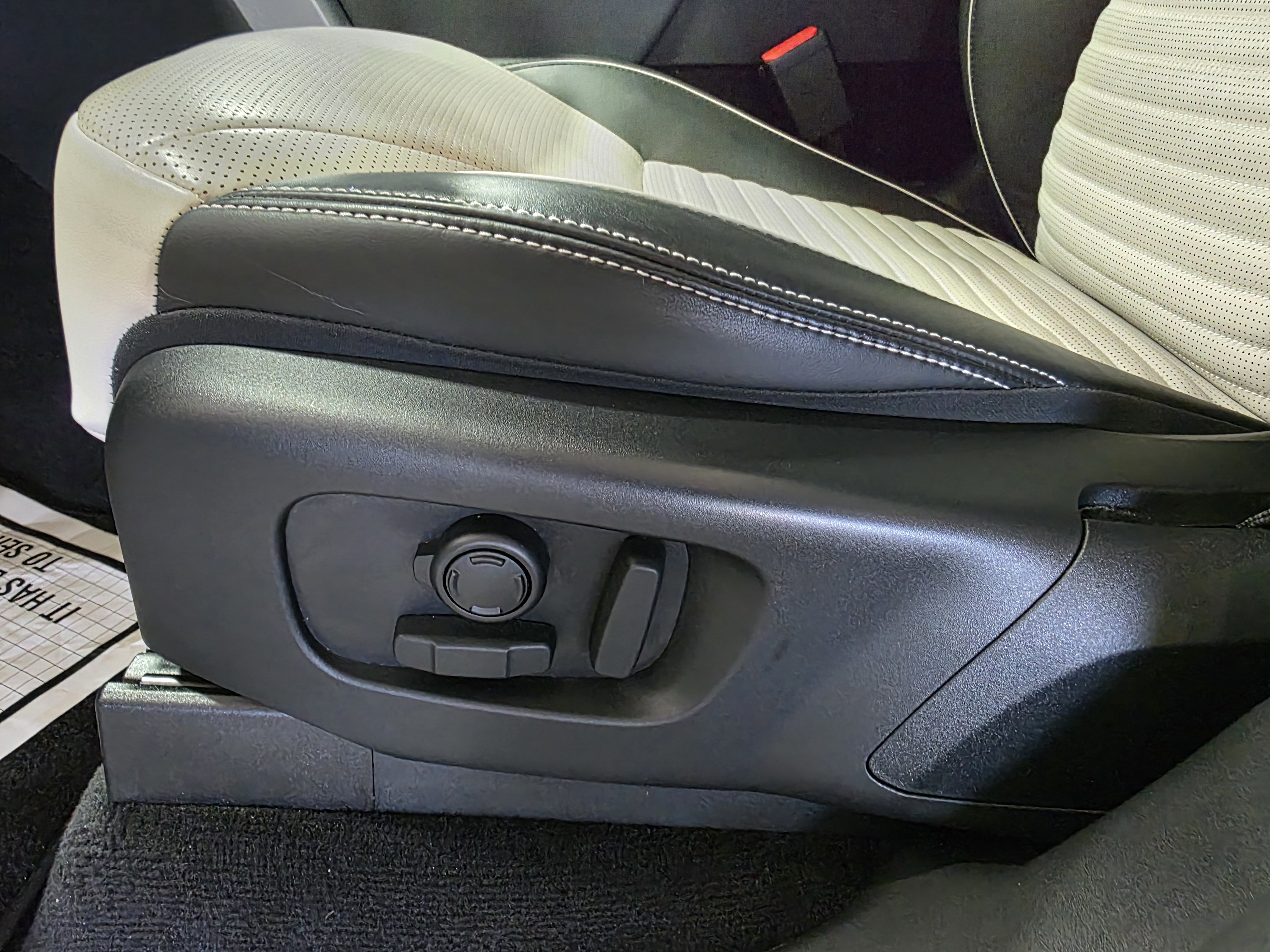 Used 2024 Land Rover Discovery Metropolitan Edition image 24