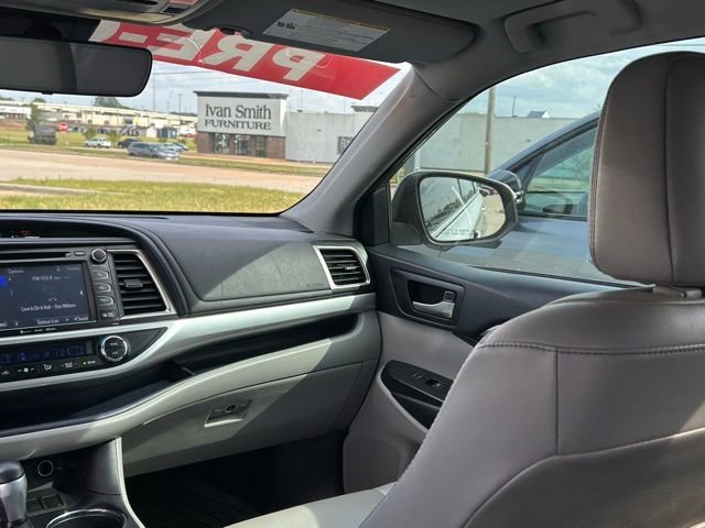 Used 2019 Toyota Highlander XLE FWD image 34