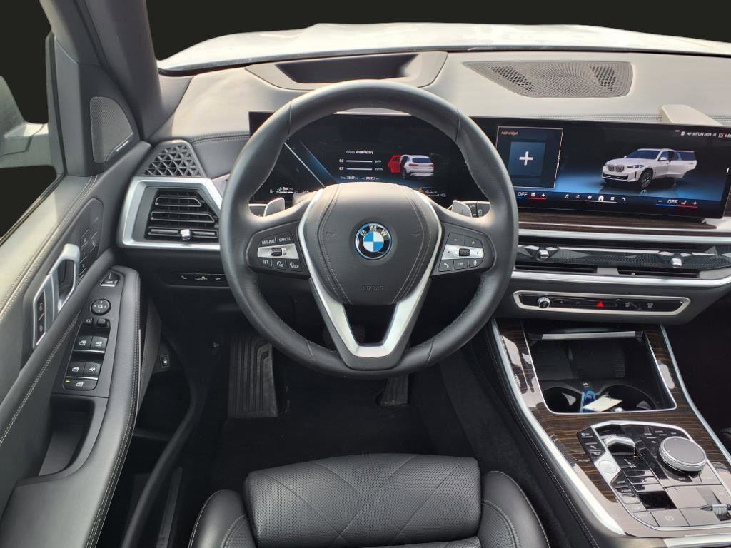 Used 2024 BMW X5 xDrive50e image 3