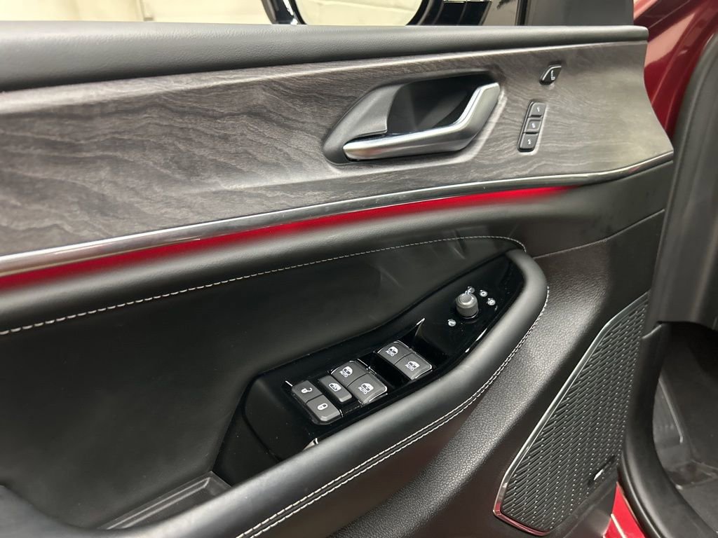 Used 2025 Jeep Grand Cherokee L Overland w/ Luxury Tech Group IV image 28